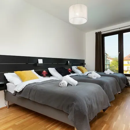 Days - Two-bedroom Family With Terrace And Garage In Vinohrady
