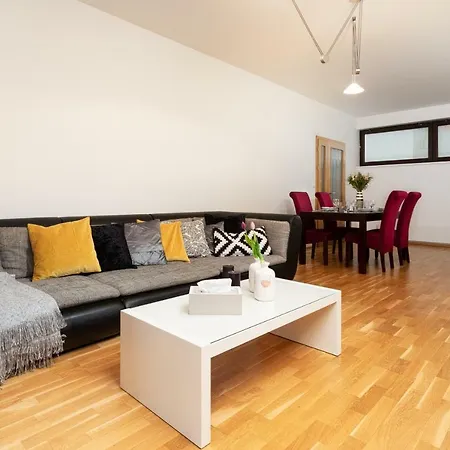 Days - Family 2bdr - Garage Parking - Balcony Apartment Prague