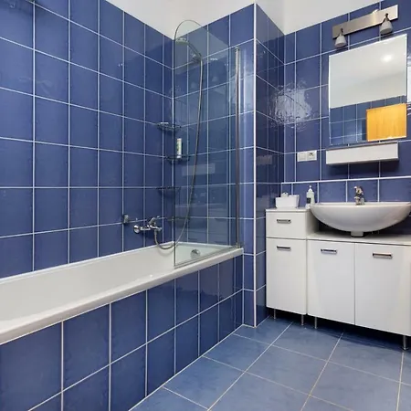 Days - Two-bedroom Family With Terrace And Garage In Vinohrady