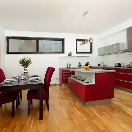 Days - Two-bedroom Family With Terrace And Garage In Vinohrady