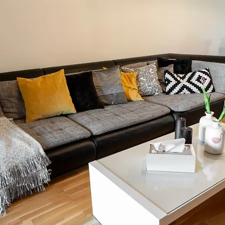 Days - Family 2bdr - Garage Parking - Balcony Apartment Prague