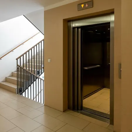 Days - Two-bedroom Family With Terrace And Garage In Vinohrady Appartamento
