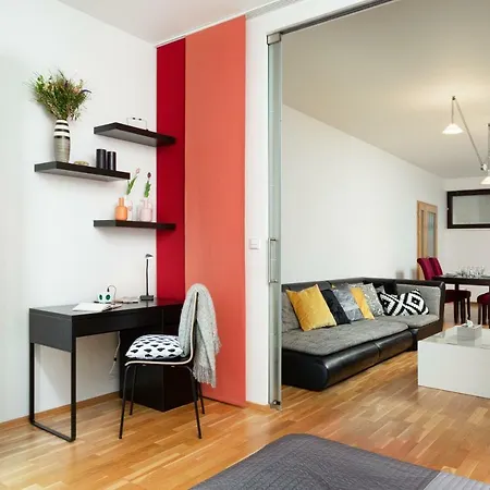 Days - Two-bedroom Family With Terrace And Garage In Vinohrady